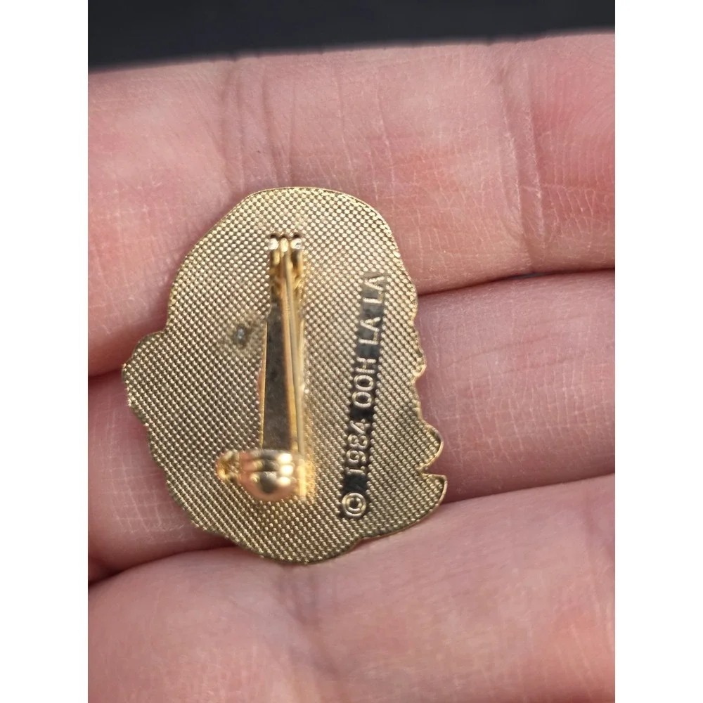 VINTAGE ENAMEL  LAPEL PIN - SANTA CLAUS CHRISTMAS 1984 Ooh La La